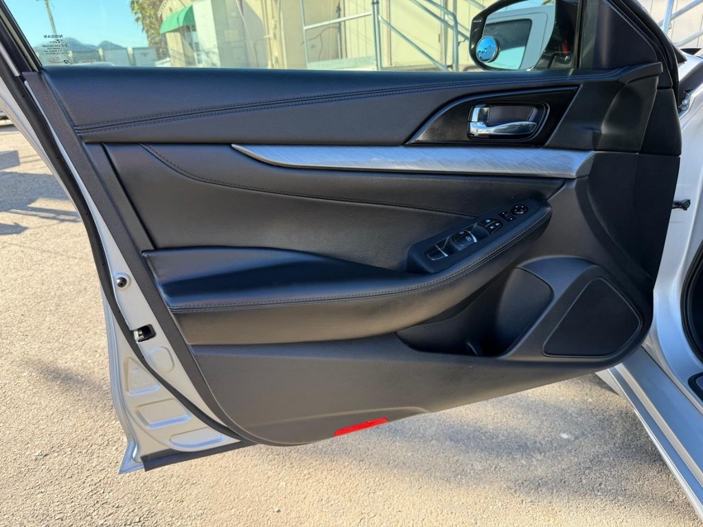 Nissan Maxima Vehicle Full-screen Gallery Image 15