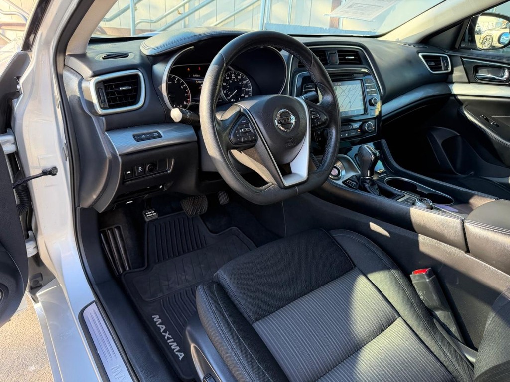 Nissan Maxima Vehicle Full-screen Gallery Image 16