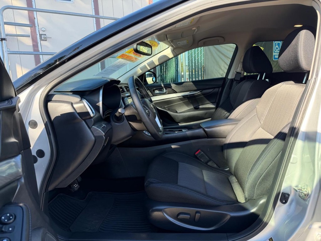 Nissan Maxima Vehicle Full-screen Gallery Image 17