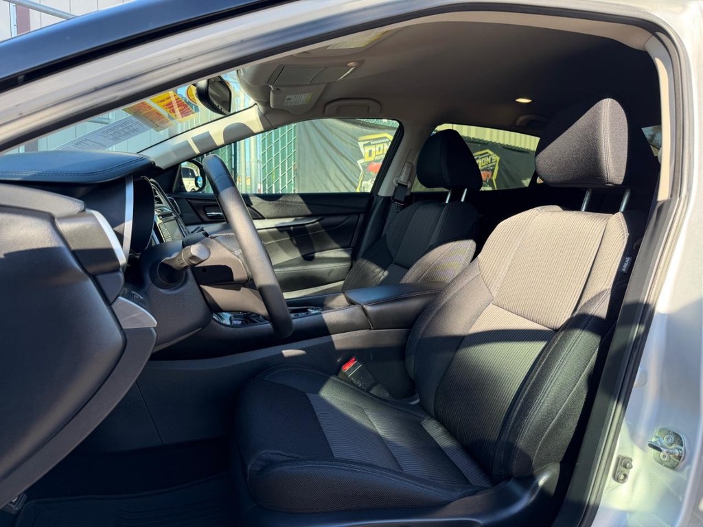 Nissan Maxima Vehicle Full-screen Gallery Image 18