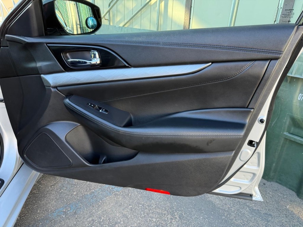 Nissan Maxima Vehicle Full-screen Gallery Image 19