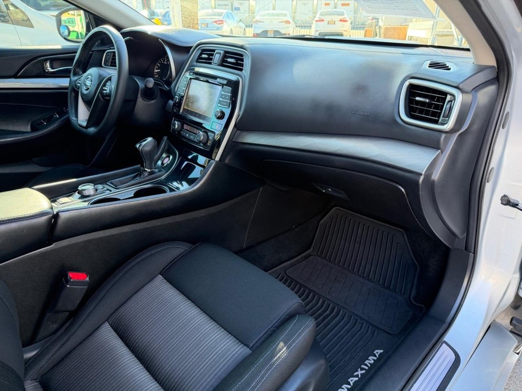 Nissan Maxima Vehicle Full-screen Gallery Image 20