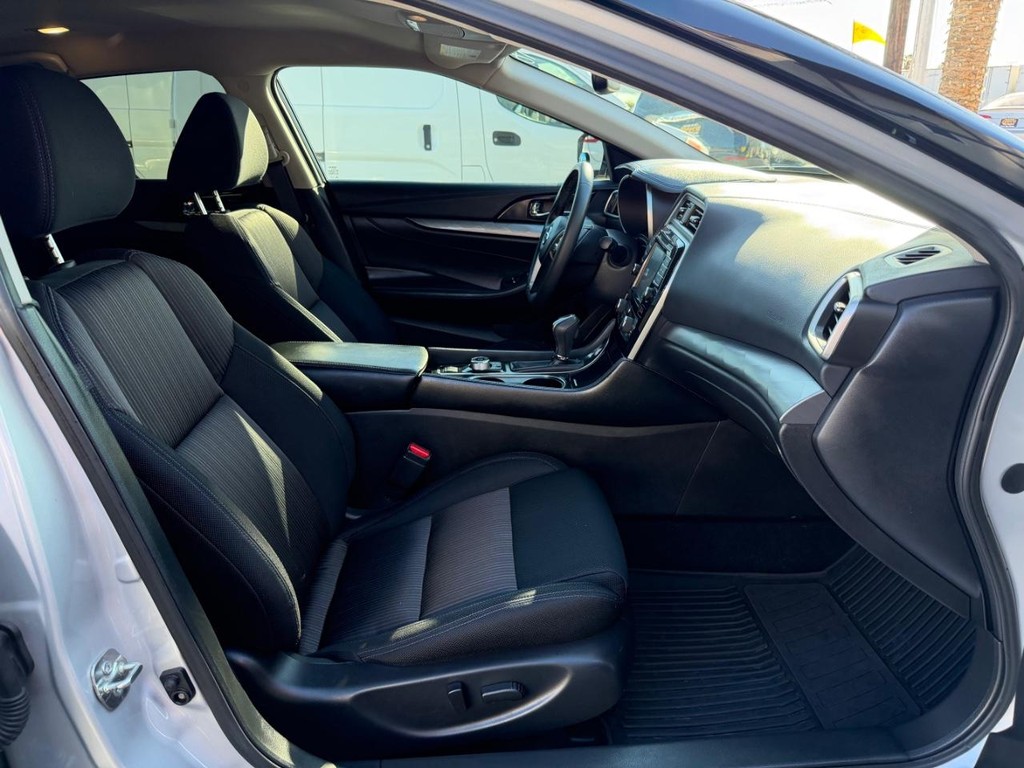 Nissan Maxima Vehicle Full-screen Gallery Image 21