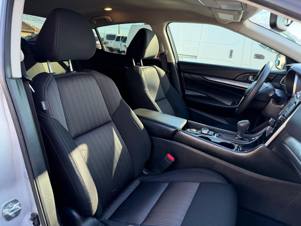 Nissan Maxima Vehicle Full-screen Gallery Image 22