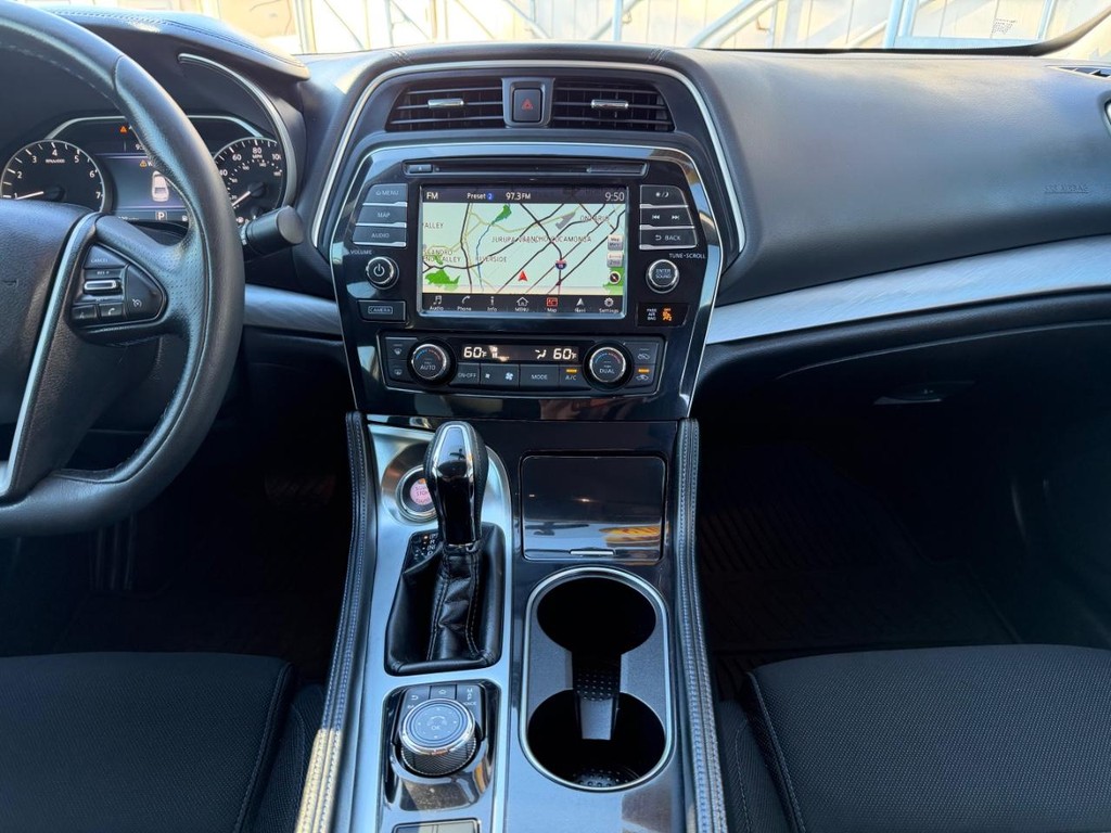 Nissan Maxima Vehicle Full-screen Gallery Image 25