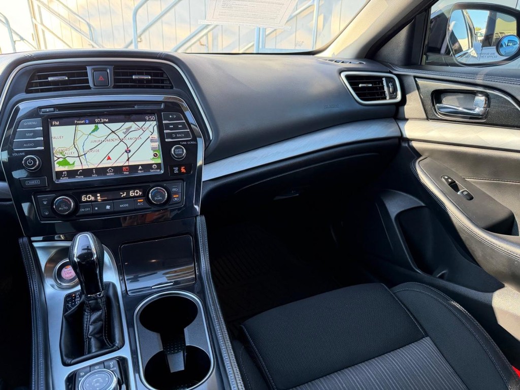 Nissan Maxima Vehicle Full-screen Gallery Image 26