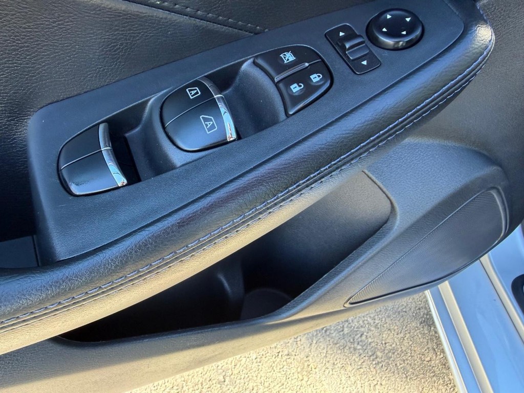 Nissan Maxima Vehicle Full-screen Gallery Image 31