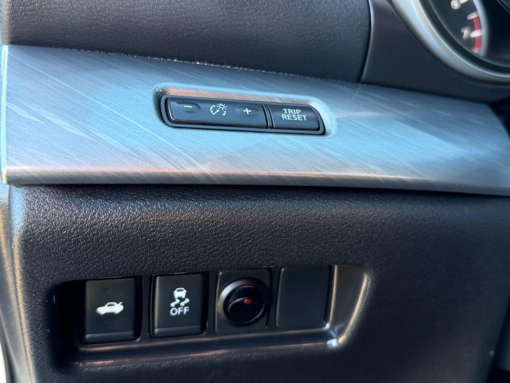 Nissan Maxima Vehicle Full-screen Gallery Image 32