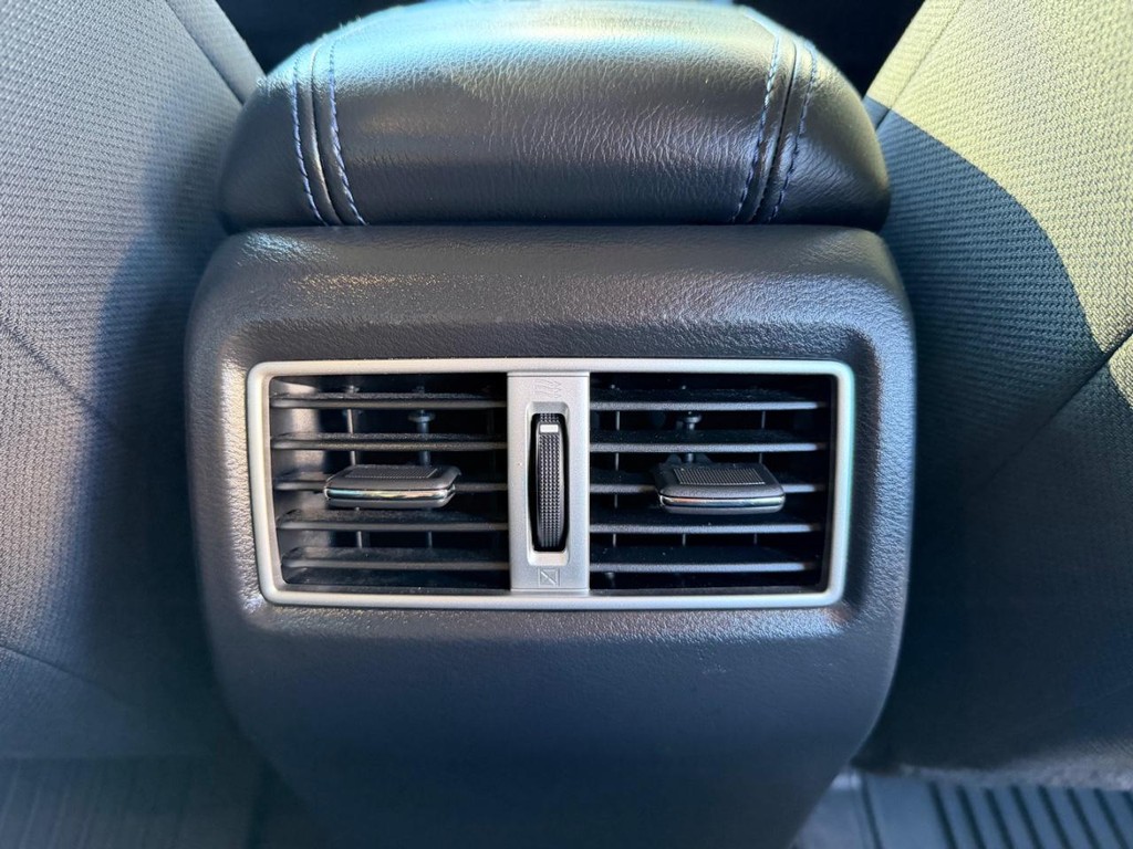 Nissan Maxima Vehicle Full-screen Gallery Image 38