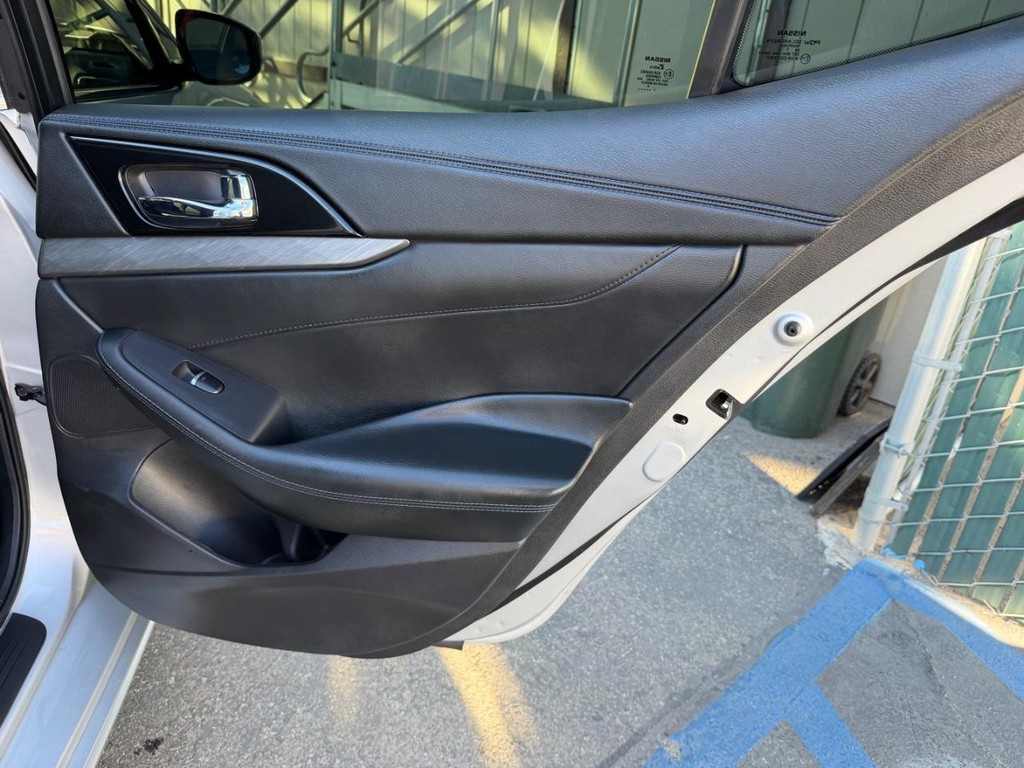 Nissan Maxima Vehicle Full-screen Gallery Image 39