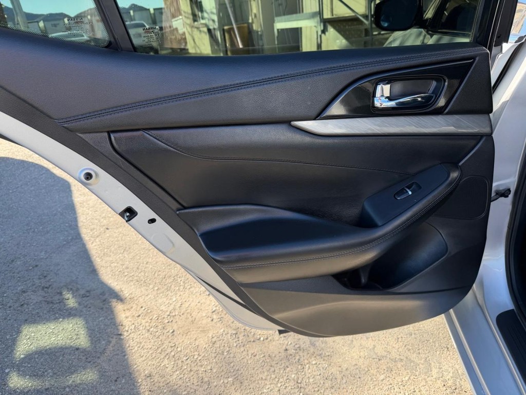 Nissan Maxima Vehicle Full-screen Gallery Image 41