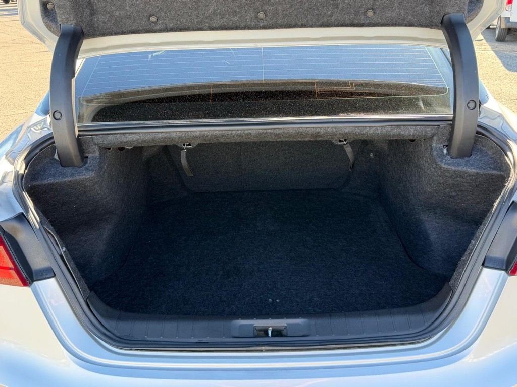 Nissan Maxima Vehicle Full-screen Gallery Image 43