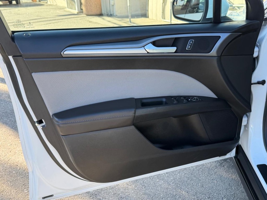 Ford Fusion Vehicle Full-screen Gallery Image 15