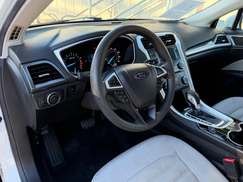 Ford Fusion Vehicle Full-screen Gallery Image 16