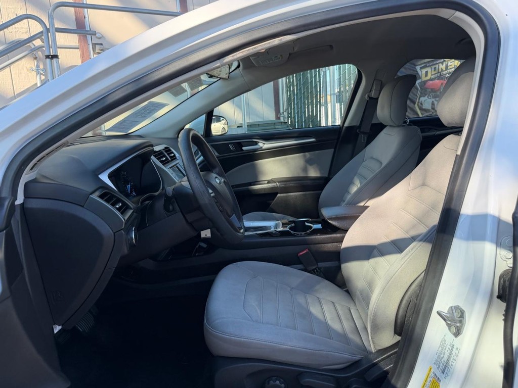 Ford Fusion Vehicle Full-screen Gallery Image 17