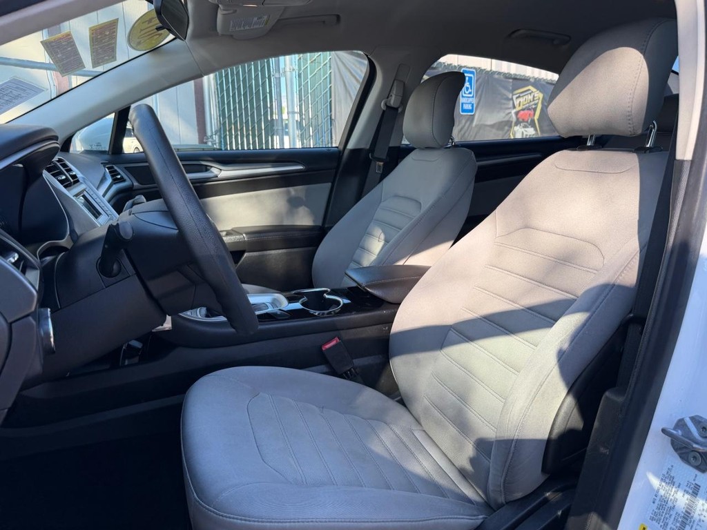 Ford Fusion Vehicle Full-screen Gallery Image 18