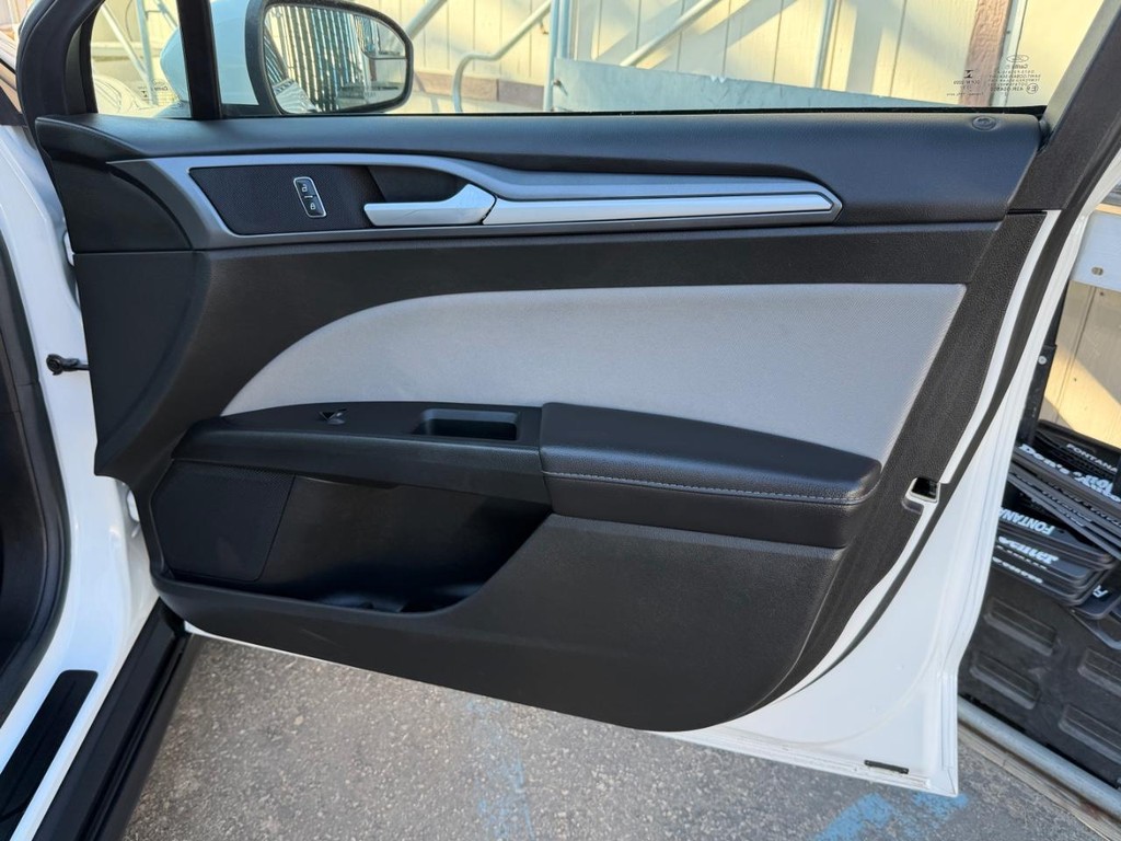 Ford Fusion Vehicle Full-screen Gallery Image 19