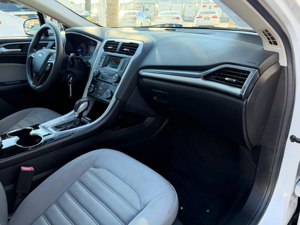 Ford Fusion Vehicle Full-screen Gallery Image 20