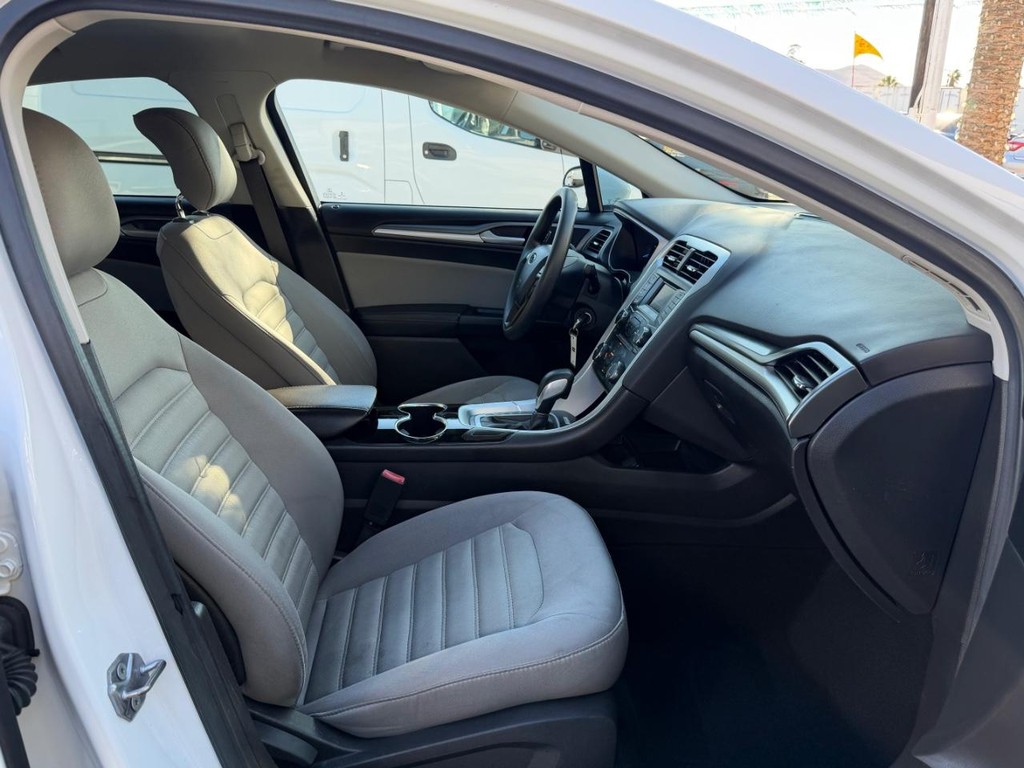 Ford Fusion Vehicle Full-screen Gallery Image 21