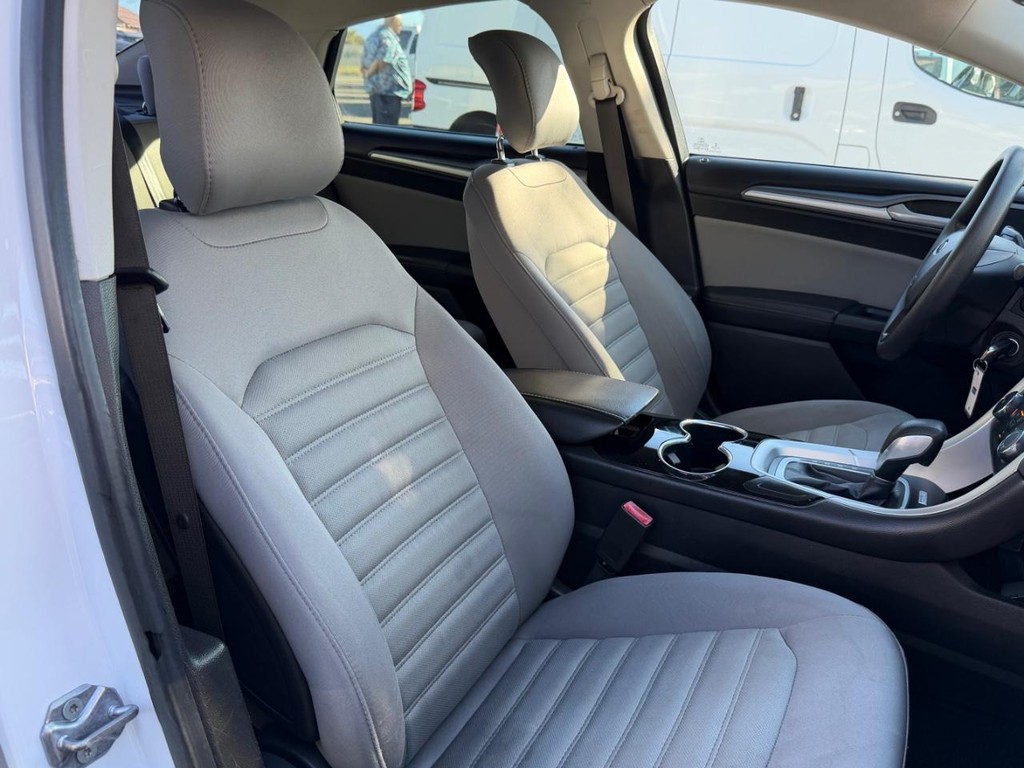 Ford Fusion Vehicle Full-screen Gallery Image 22