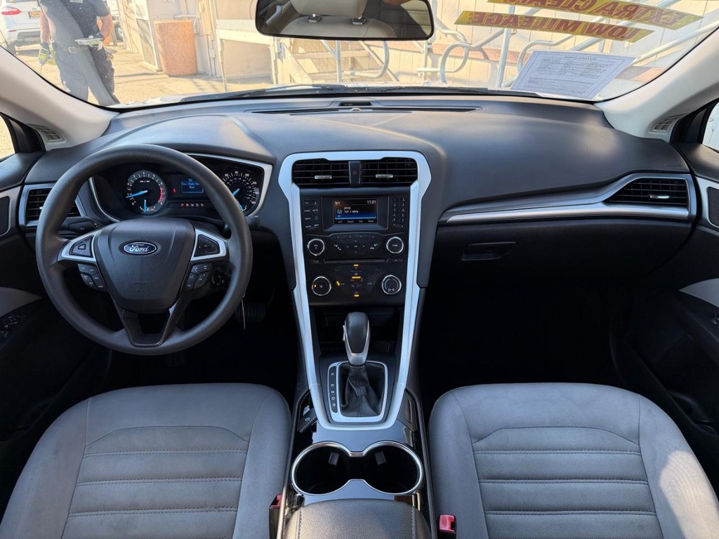 Ford Fusion Vehicle Full-screen Gallery Image 23