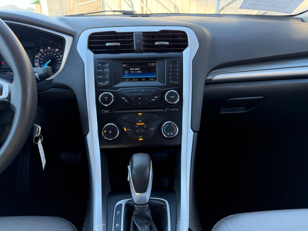 Ford Fusion Vehicle Full-screen Gallery Image 25