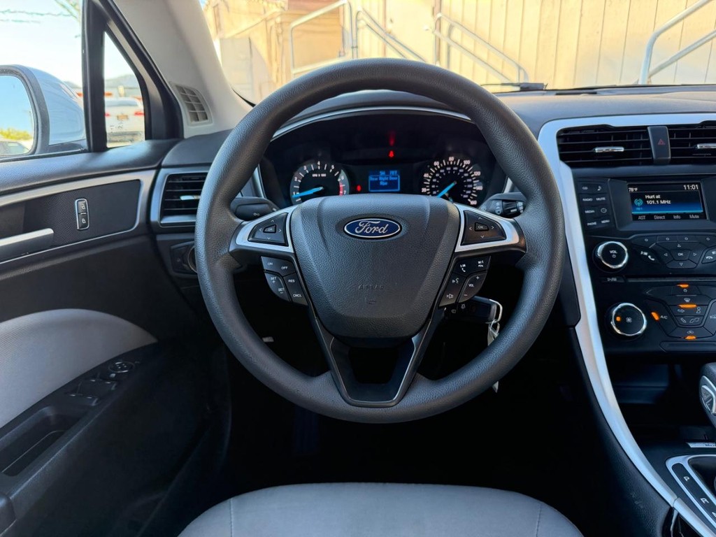 Ford Fusion Vehicle Full-screen Gallery Image 27