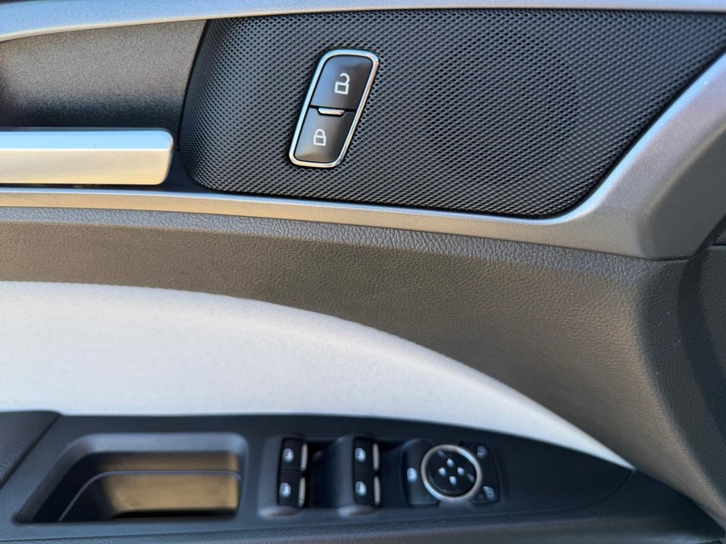 Ford Fusion Vehicle Full-screen Gallery Image 31