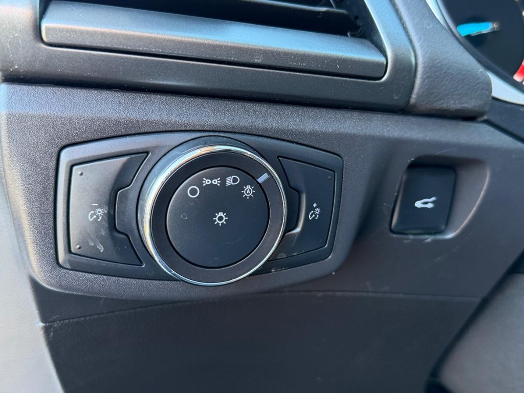 Ford Fusion Vehicle Full-screen Gallery Image 32