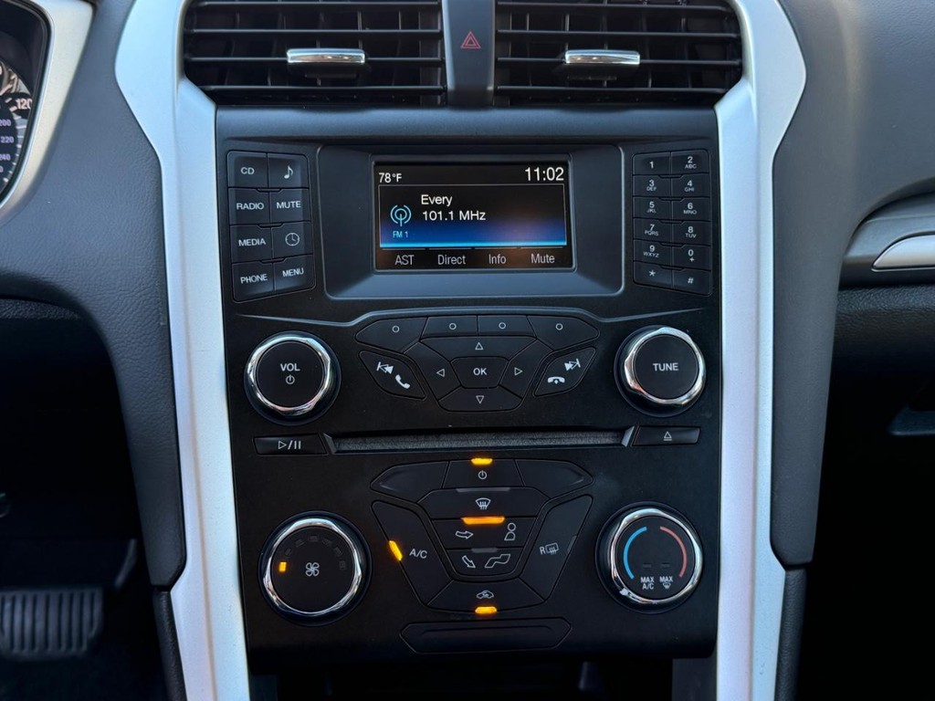 Ford Fusion Vehicle Full-screen Gallery Image 33