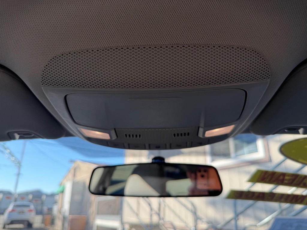 Ford Fusion Vehicle Full-screen Gallery Image 34