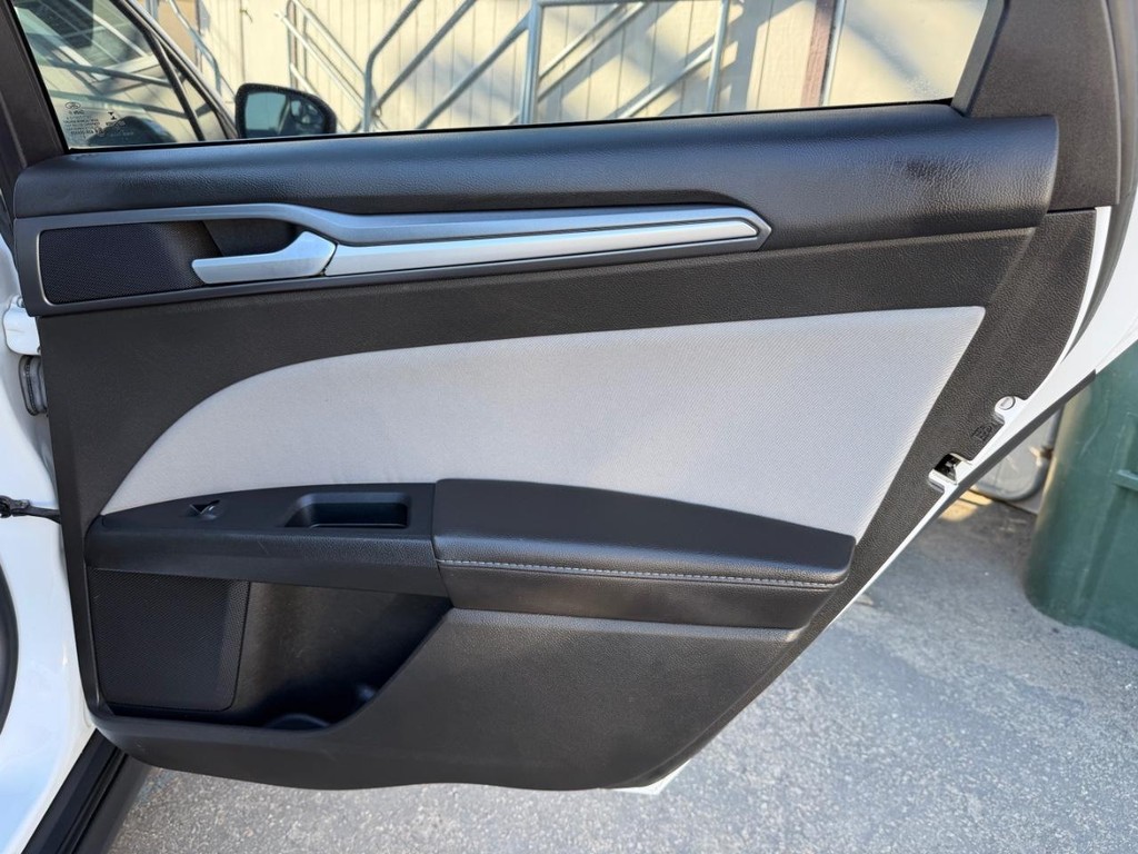 Ford Fusion Vehicle Full-screen Gallery Image 36