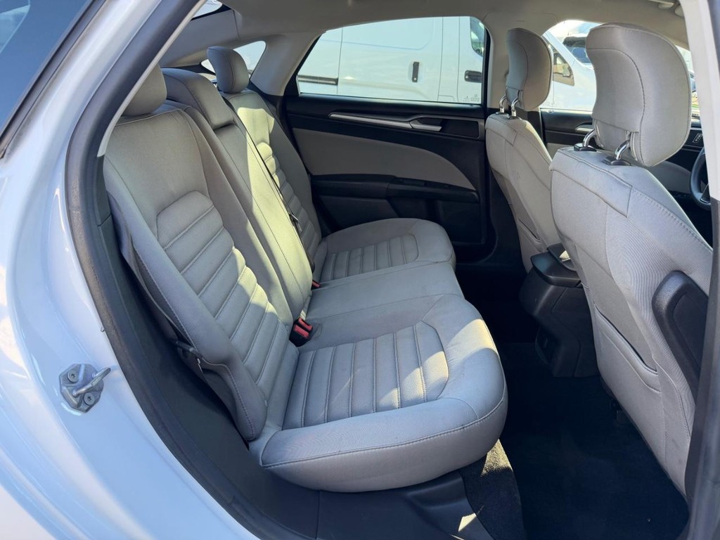 Ford Fusion Vehicle Full-screen Gallery Image 37