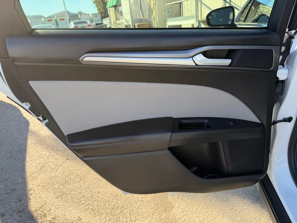 Ford Fusion Vehicle Full-screen Gallery Image 38