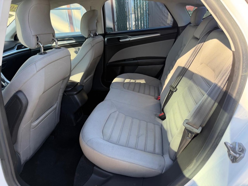 Ford Fusion Vehicle Full-screen Gallery Image 39