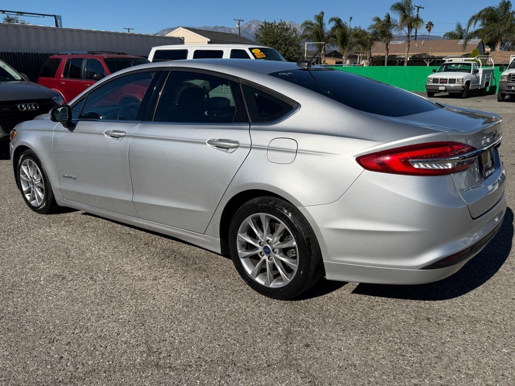 Ford Fusion Vehicle Full-screen Gallery Image 09