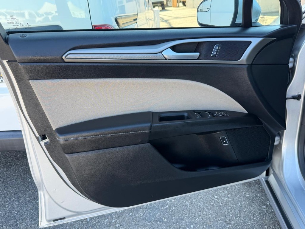 Ford Fusion Vehicle Full-screen Gallery Image 15