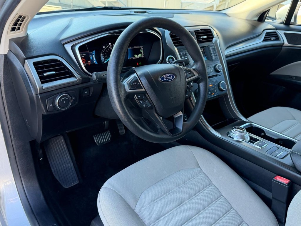Ford Fusion Vehicle Full-screen Gallery Image 16