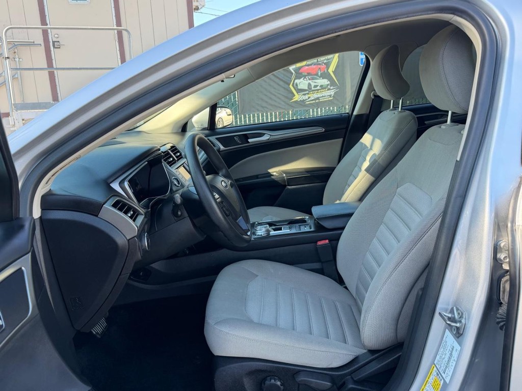 Ford Fusion Vehicle Full-screen Gallery Image 17