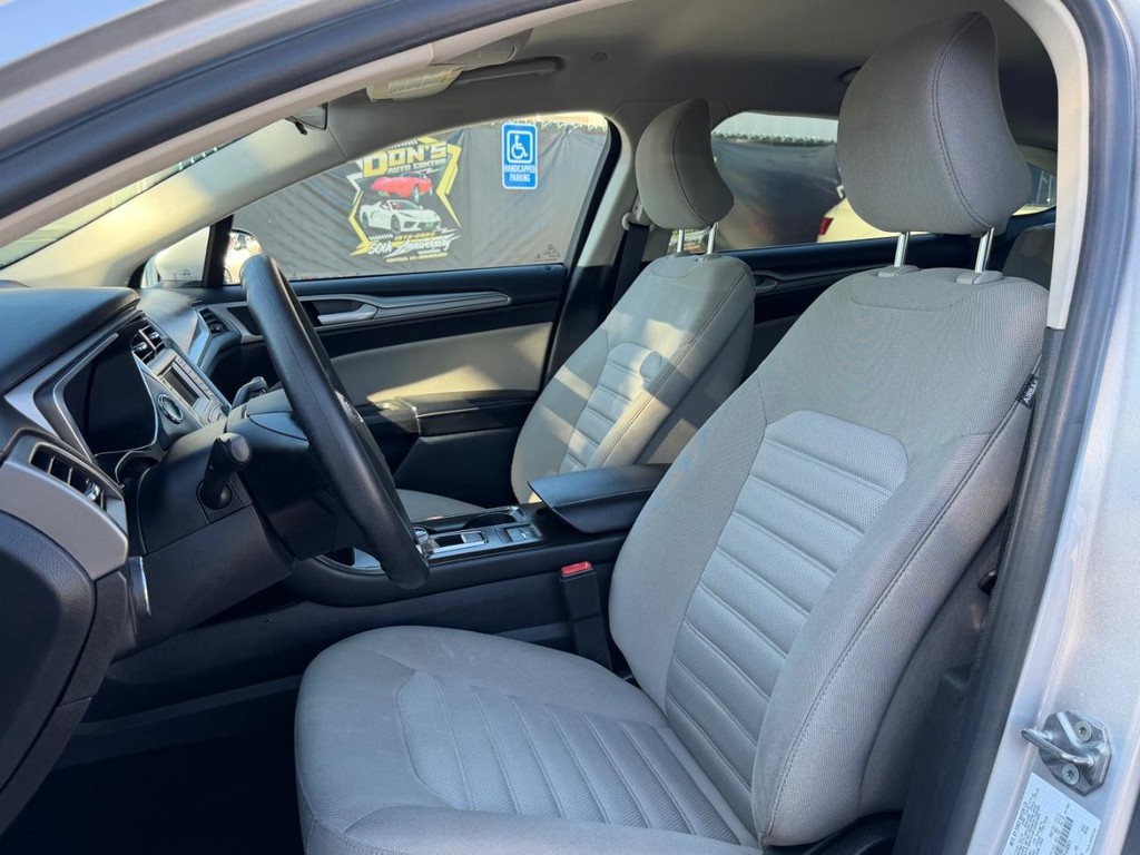 Ford Fusion Vehicle Full-screen Gallery Image 18