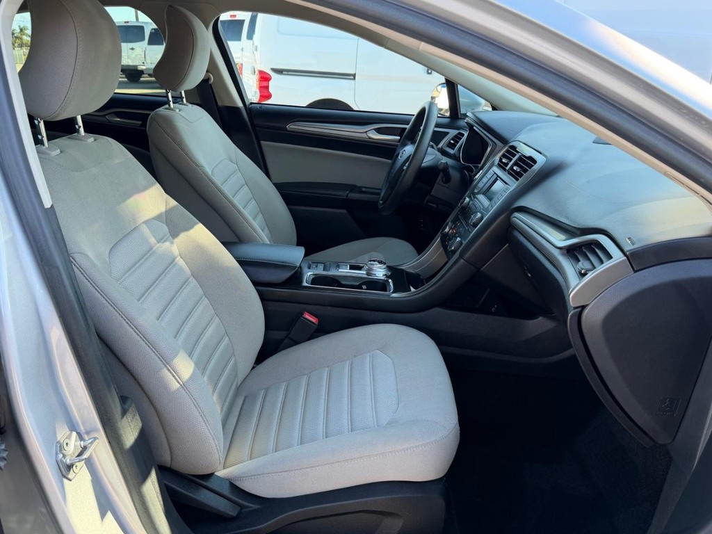 Ford Fusion Vehicle Full-screen Gallery Image 21