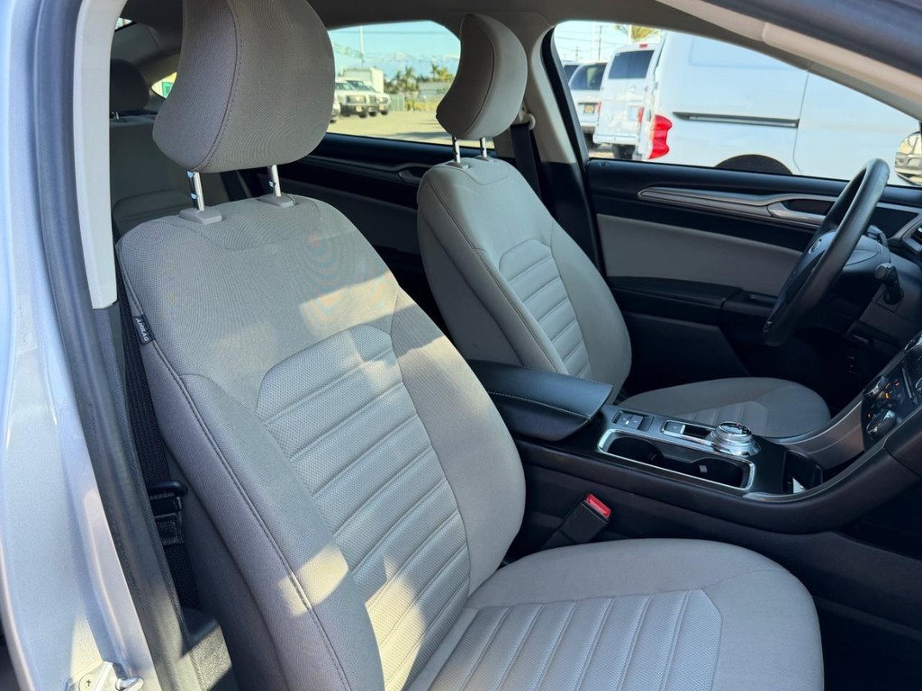 Ford Fusion Vehicle Full-screen Gallery Image 22