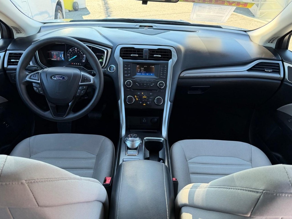 Ford Fusion Vehicle Full-screen Gallery Image 23