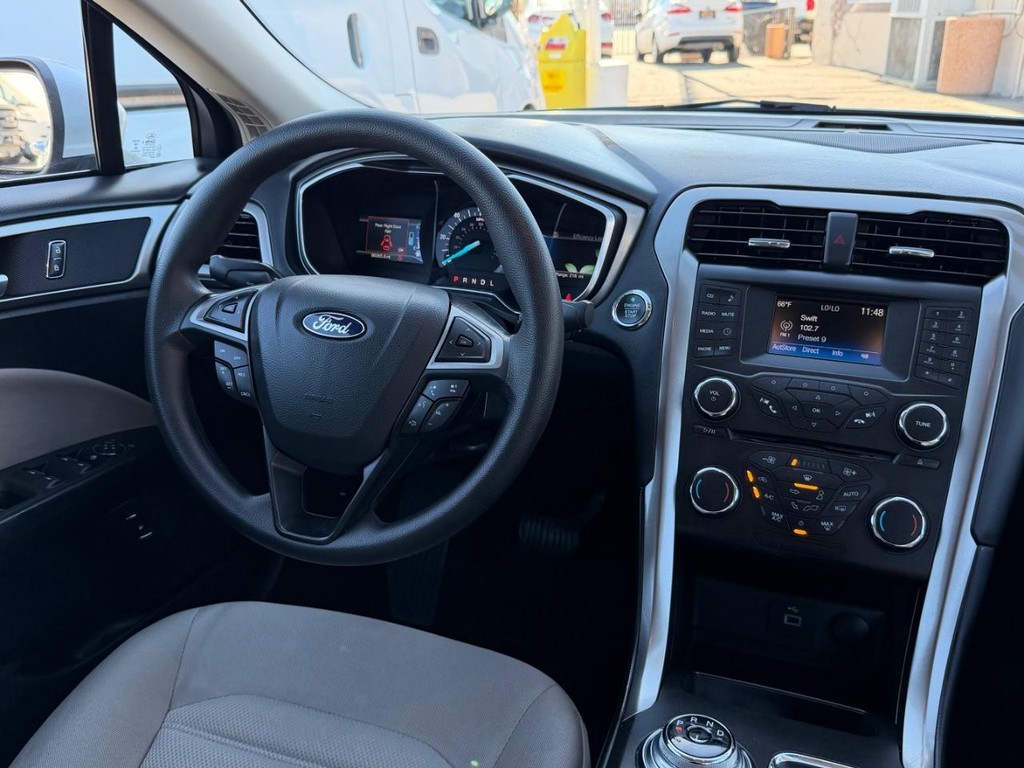 Ford Fusion Vehicle Full-screen Gallery Image 24