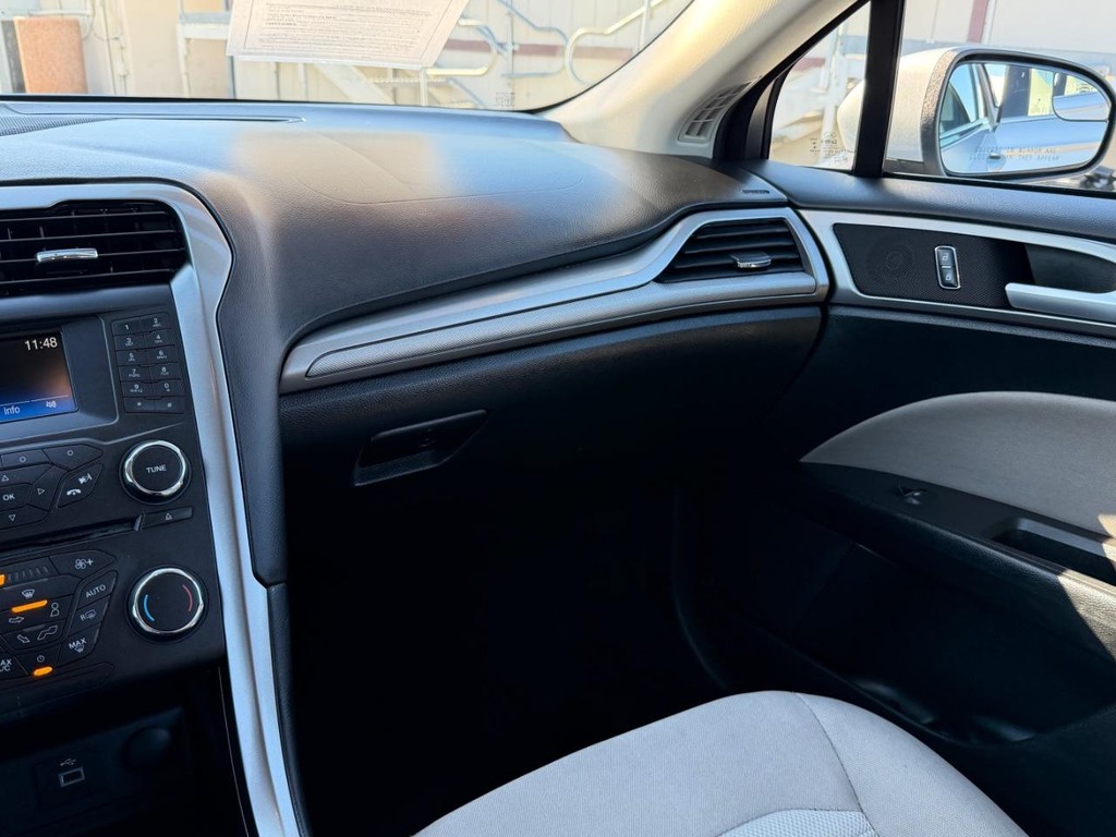 Ford Fusion Vehicle Full-screen Gallery Image 26