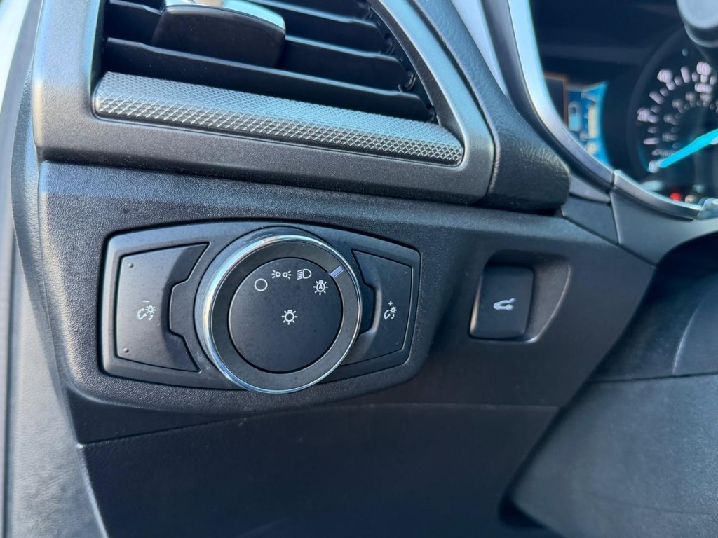 Ford Fusion Vehicle Full-screen Gallery Image 31