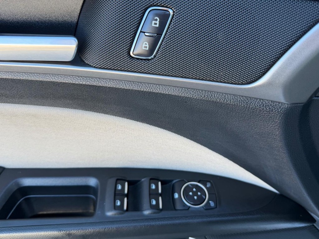 Ford Fusion Vehicle Full-screen Gallery Image 33