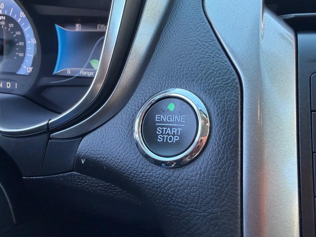 Ford Fusion Vehicle Full-screen Gallery Image 34