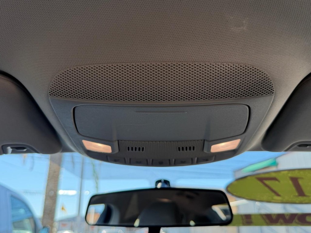 Ford Fusion Vehicle Full-screen Gallery Image 35