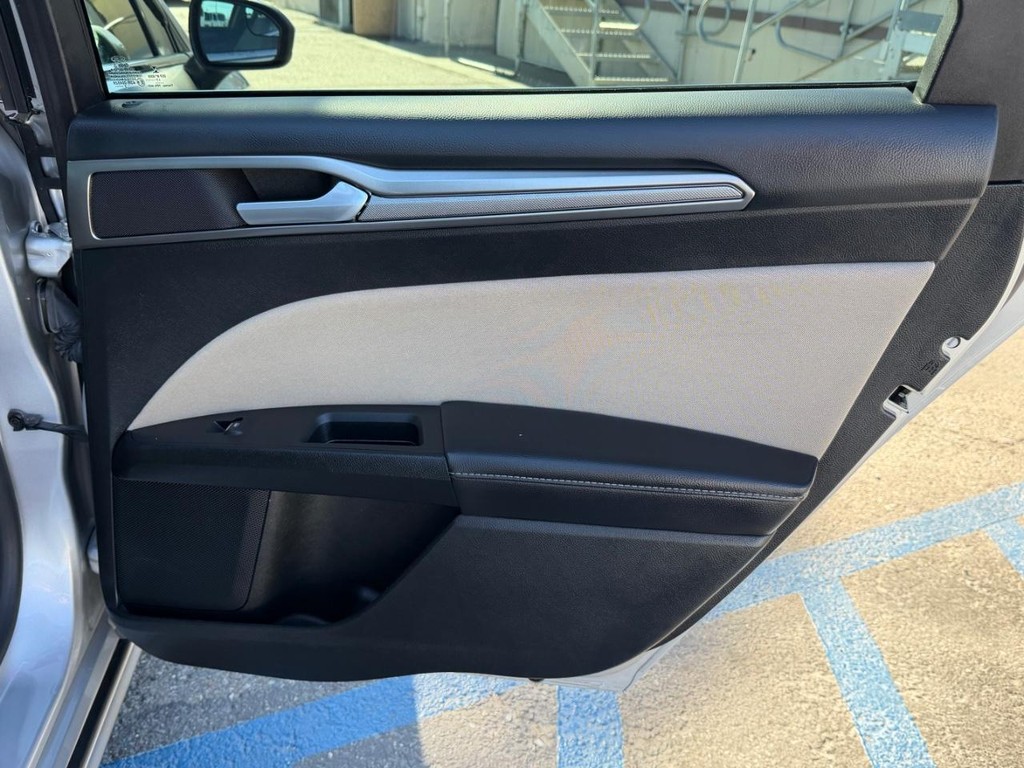 Ford Fusion Vehicle Full-screen Gallery Image 36